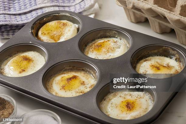 im ofen gebackene pochierte eier zubereiten - pochiert stock-fotos und bilder