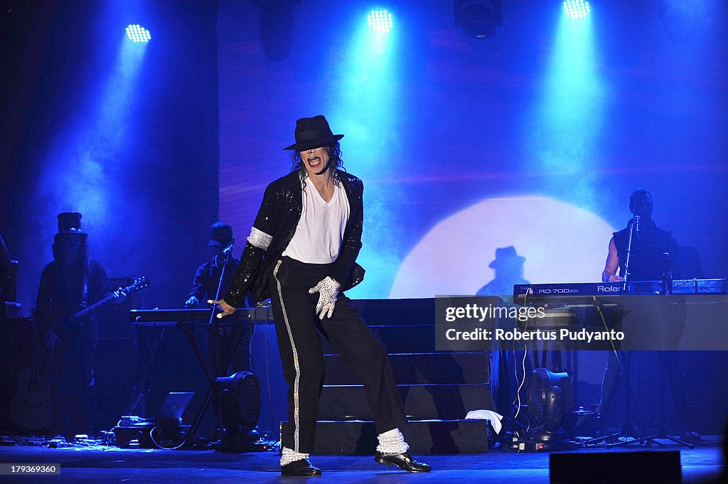 Michael Jackson Impersonator - Kenny Wizz Performs Live
