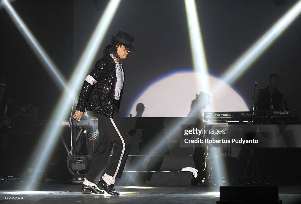 Michael Jackson Impersonator - Kenny Wizz Performs Live