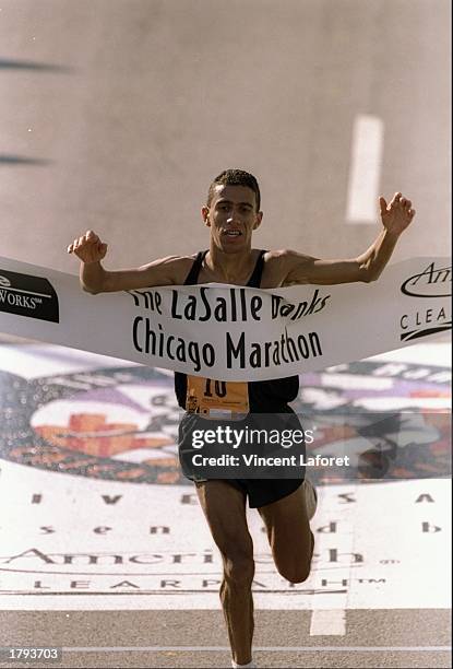 Khalid Khannouch wins the Chicago Marathon in Chicago, Illinois. Mandatory Credit: Vincent Laforet /Allsport