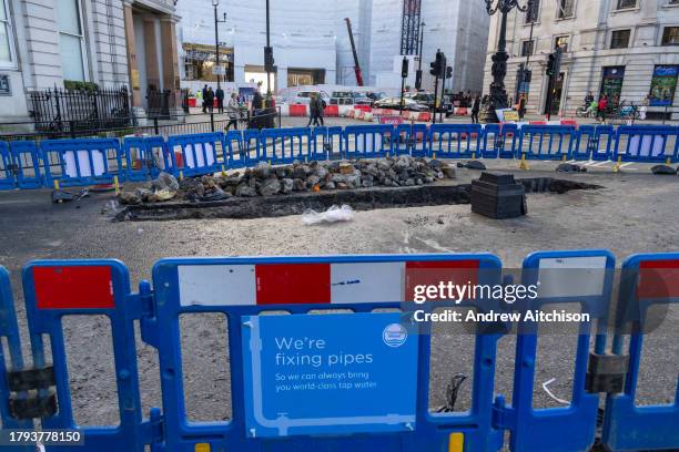 Thames Water have cordoned off part of the road around Trafalgar Square to repair a leak in their pipework on the 15th of November 2023 in...