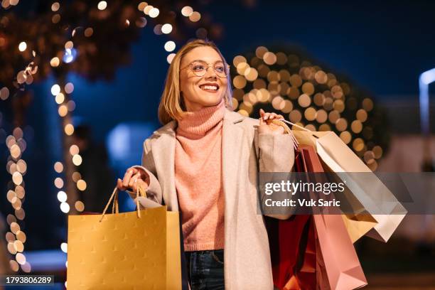 woman with shopping bags - black friday bildbanksfoton och bilder