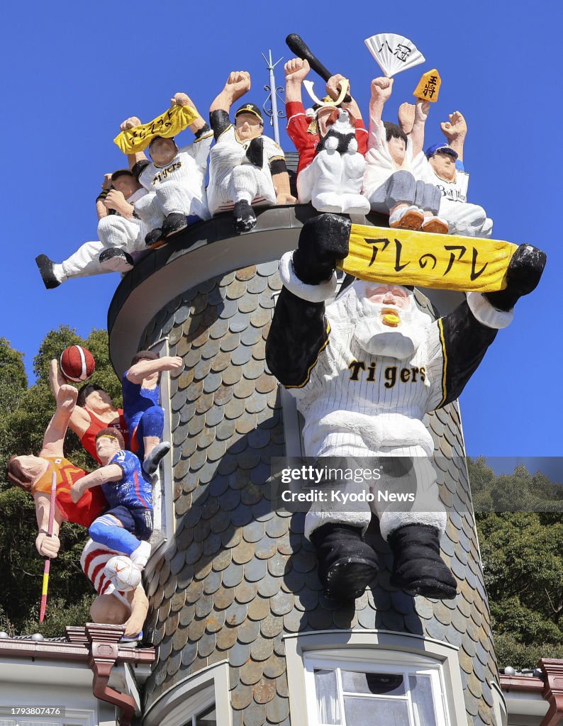 Baseball-themed Santa Claus in Kobe