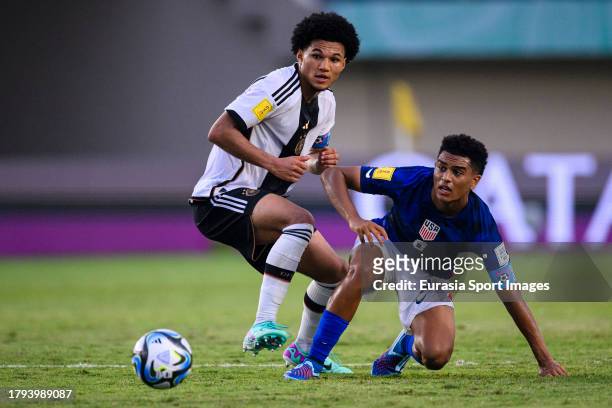 Paris Brunner of Germany fights for the ball with Pedro Soma of United States during FIFA U-17 World Cup Round of 16 match between Germany and USA at...
