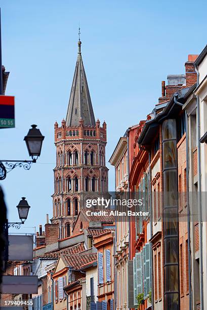 bell tower of the basilica of st sernin' - toulouse imagens e fotografias de stock