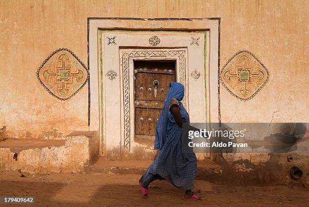 painted house, mauritania, oualata - mauritania fotografías e imágenes de stock