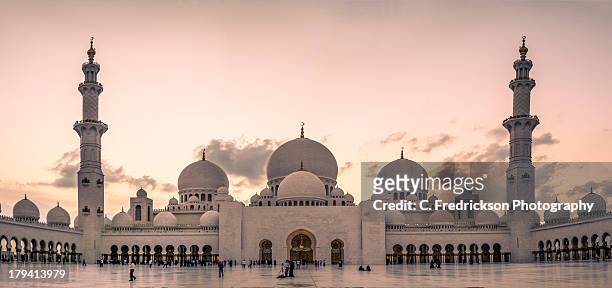 sheik zayed grand mosque abu dhabi uae - grand mosque stock pictures, royalty-free photos & images