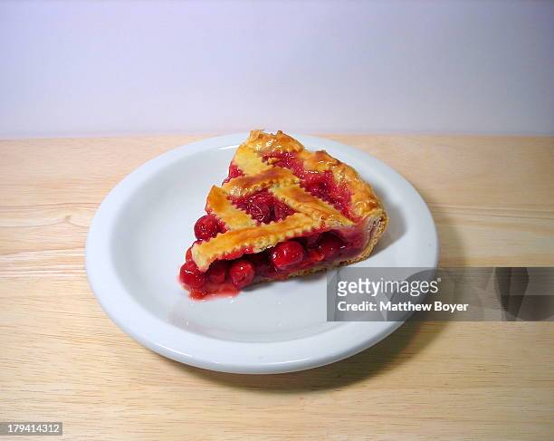 sour cherry lattice pie - tarte de cereja imagens e fotografias de stock