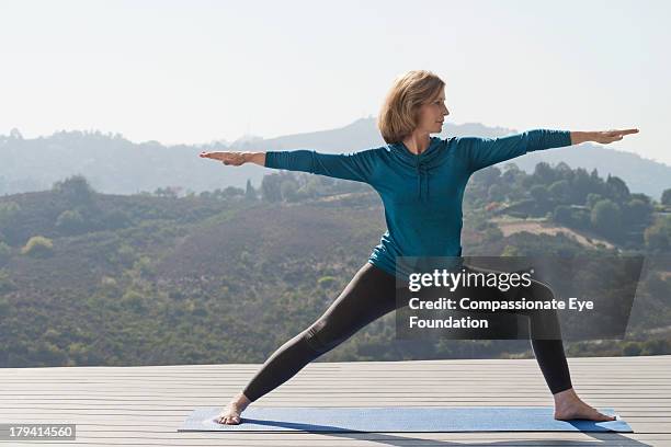 woman practicing yoga - cef - fotografias e filmes do acervo