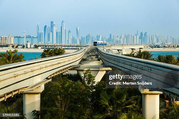 dubai marina skyline from palm jumeirah - monorotaia foto e immagini stock