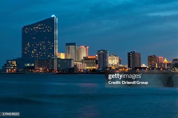 atlantic city skyline seen from inlet at dusk. - atlantic city fotografías e imágenes de stock