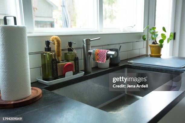 tidy kitchen sink window, stainless steel sink, clean sink - spültuch stock-fotos und bilder