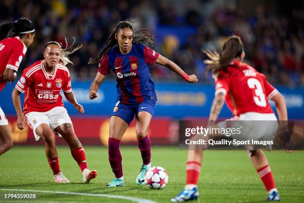 Salma Paralluelo of FC Barcelona runs with the ball during the UEFA Women's Champions League group stage match between FC Barcelona and SL Benfica at...