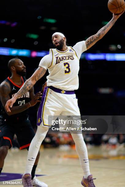 Los Angeles Lakers power forward Anthony Davis, right, reaches high for a pass against Houston Rockets power forward Jeff Green during the second...