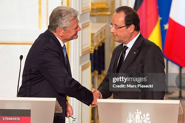 French president Francois Hollande and German President Joachim Gauck attend a press conference at the Elysee Palace on September 3, 2013 in Paris,...