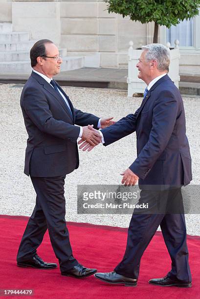 French president Francois Hollande welcomes German President Joachim Gauck as he arrives to attend a press conference at the Elysee Palace on...