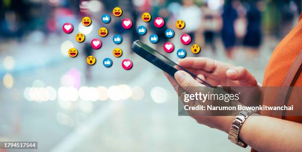 social media's emoji on smartphone - wow icon stock pictures, royalty-free photos & images