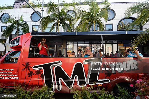 Tour bus travels on Rodeo Drive in Beverly Hills, California September 3, 2013. AFP PHOTO / Robyn Beck