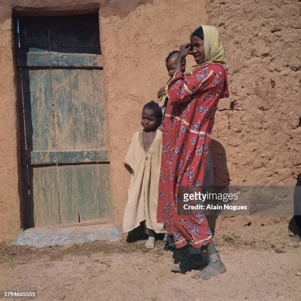 Femme et enfants à Tamanrasset en Algérie, 1964.