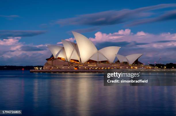 sydney opera house al crepuscolo - teatro lirico foto e immagini stock