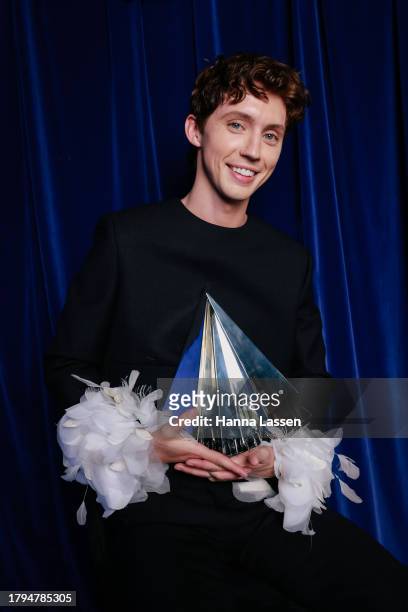 Troye Sivan poses with the Best Solo Artist award during the 2023 ARIA Awards at Hordern Pavilion on November 15, 2023 in Sydney, Australia.
