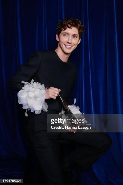 Troye Sivan poses with the Best Solo Artist award during the 2023 ARIA Awards at Hordern Pavilion on November 15, 2023 in Sydney, Australia.