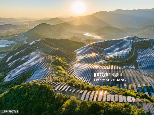 fotografía aérea de paneles fotovoltaicos en la montaña - central eléctrica solar fotografías e imágenes de stock