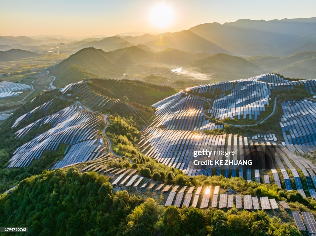 Fotografia aérea de painéis fotovoltaicos na montanha
