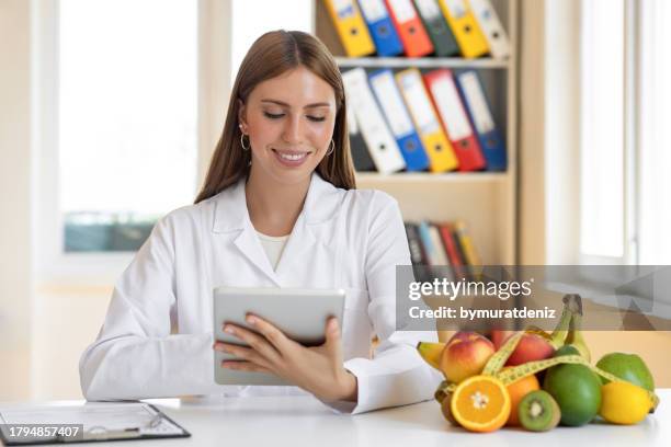 dietologist, nutritionist woman working with digital tablet - nutricionista imagens e fotografias de stock