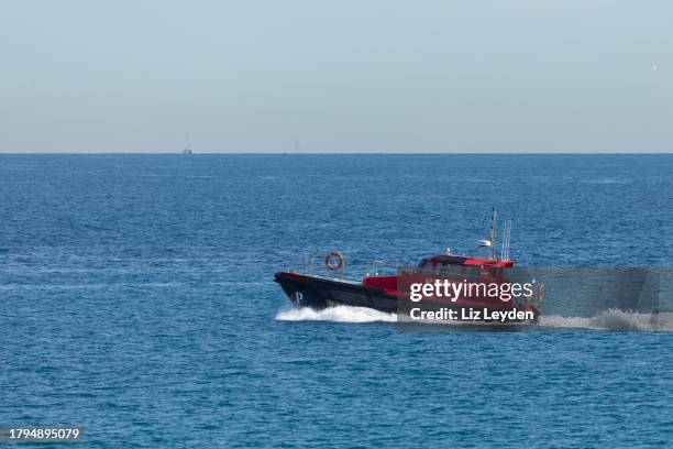 hafenlotsenboot auf dem mittelmeer vor tarifa, andalusien, spanien. - tarifa stock-fotos und bilder