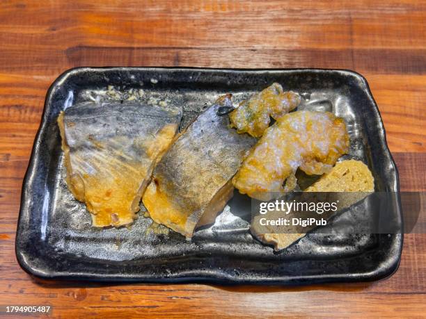 sawara (scomberomorus niphonius) saikyoyaki, japanese spanish mackerel, japanese seerfish - dashimaki tamago fotografías e imágenes de stock
