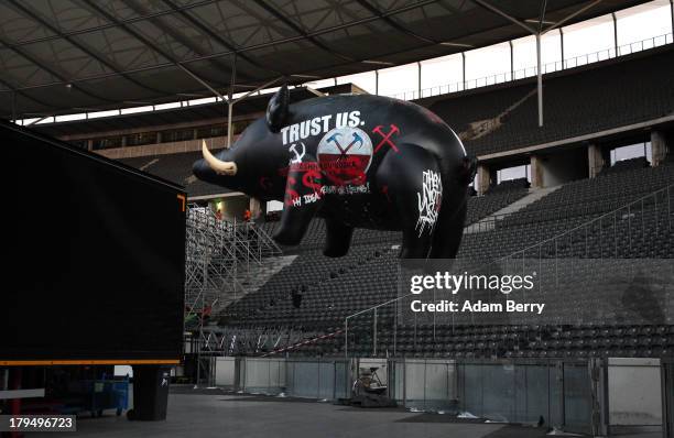 Roger Waters 2013 Olympiastadion Berlin Photos and Premium High Res ...