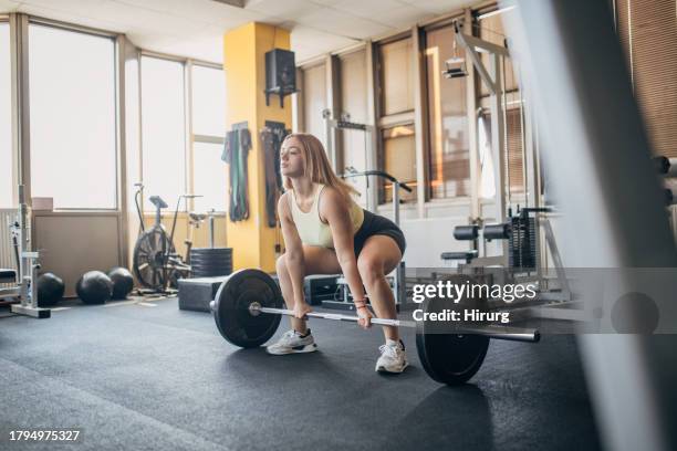 giovane donna allenamento con pesi - sollevamento pesi femminile foto e immagini stock