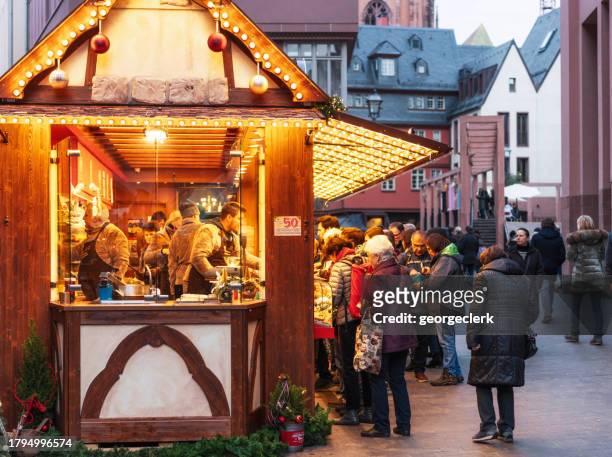 weihnachtlicher essensstand in frankfurt - pop up store stock-fotos und bilder