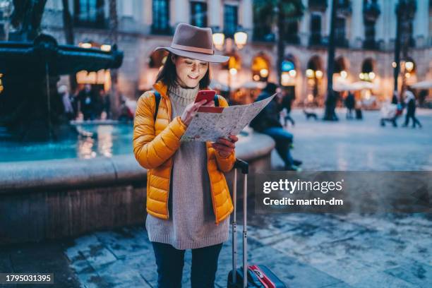 gemischte rennfrau mit karte auf der placa reial,barcelona - gotisches viertel barcelona stock-fotos und bilder