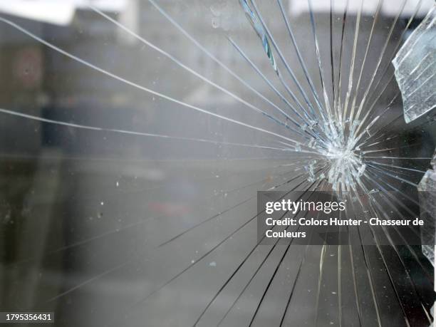 close-up of a window shattered by an impact in brussels, belgium - zerbrechen stock-fotos und bilder