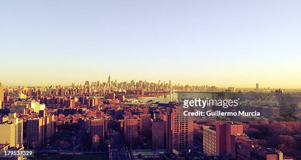 new york city skyline sunrise - bronx stock-fotos und bilder
