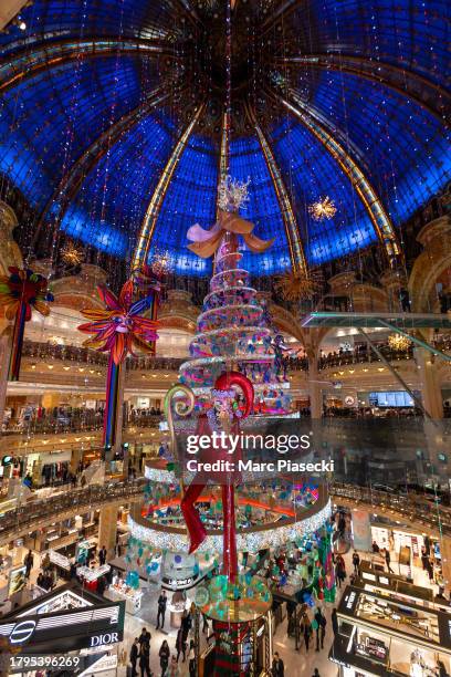 Christmas Tree inside the Galeries Lafayette during the "Le Noel De Mes Reves" : Galeries Lafayette Christmas decorations inauguration at Galeries...