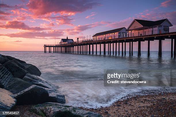 southwold pier at sunrise - southwold stockfoto's en -beelden