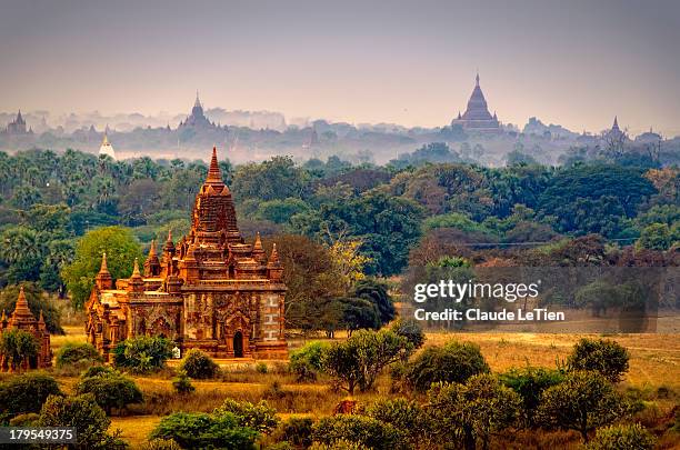 misty dawn - bagan photos et images de collection