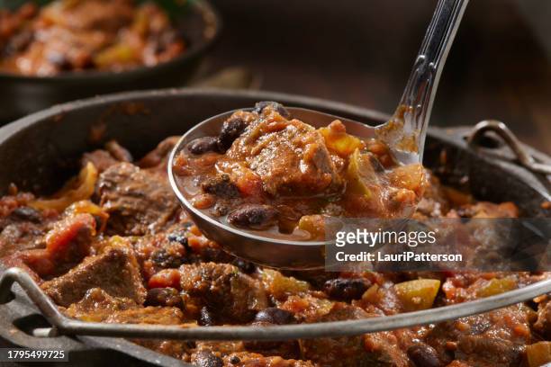 steak chili mit schwarzen bohnen - rindfleischeintopf stock-fotos und bilder