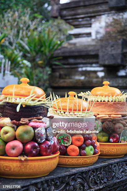 indonesia, bali, tirta empul temple - religiöse opfergabe stock-fotos und bilder