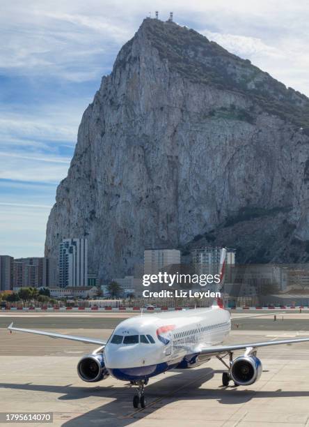 airbus a320-232 de british airways en la plataforma del aeropuerto de gibraltar - gibraltar fotografías e imágenes de stock