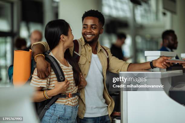 los que viajan - black couple honeymoon fotografías e imágenes de stock