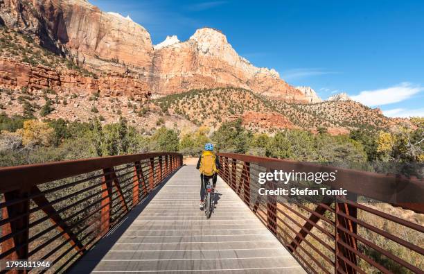 ciclismo en el parque nacional zion, utah - parque nacional zion fotografías e imágenes de stock