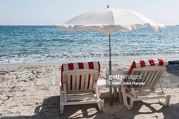 beach chairs, plage de tahiti, st. tropez. - parasol de plage stock pictures, royalty-free photos & images