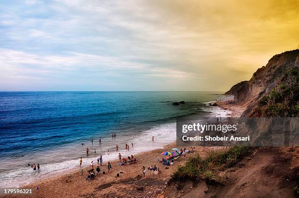 mohegan bluffs beach from above, block island - block island stock-fotos und bilder