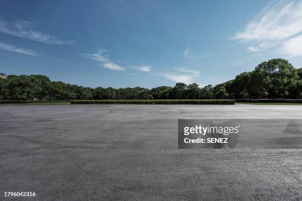 empty parking lot - city gegenlicht stock-fotos und bilder