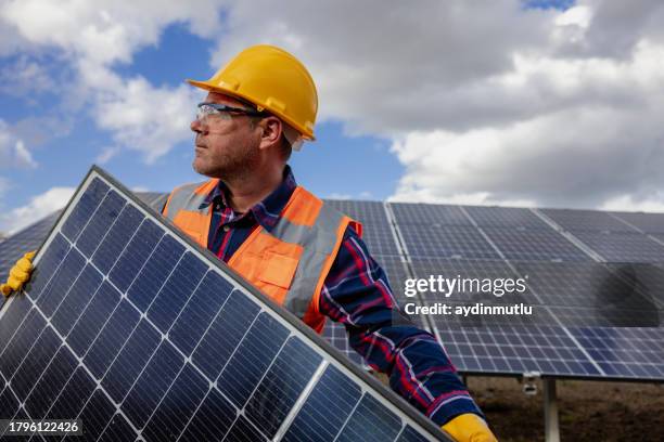 electricista profesional que monta el módulo solar. - solar system fotografías e imágenes de stock