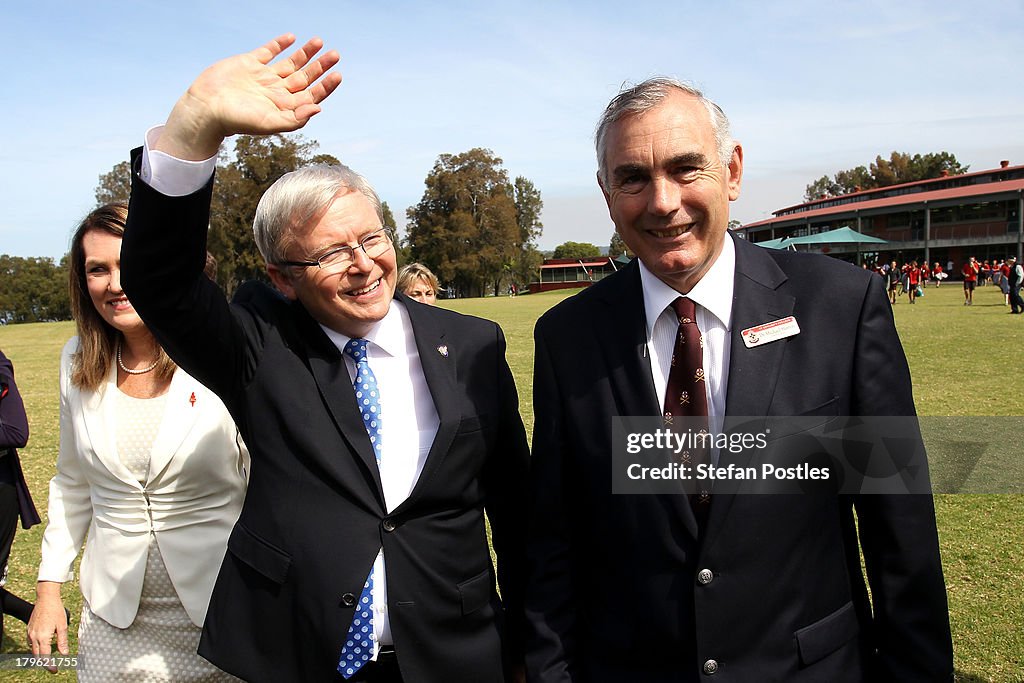 Kevin Rudc Australian Prime Minister, Kevin Rudd walks with school principal Dr ...